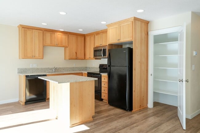 Photo - MOVE IN SPECIAL: HALF OFF FIRST MONTH'S RE...