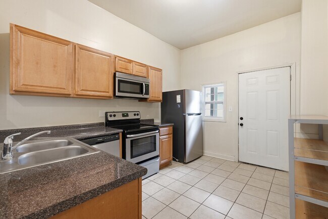 Photo - 309 W 41st St