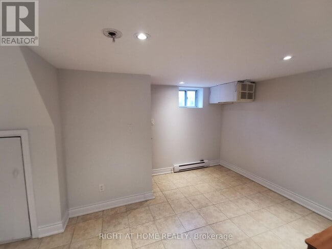 Photo - 1785 Victoria Park Ave