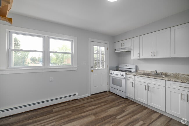 1BR, 1BA - 550SF Renovated - Kitchen - Pinewood Apartments