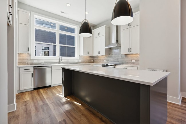 Photo - 107 E 9th St