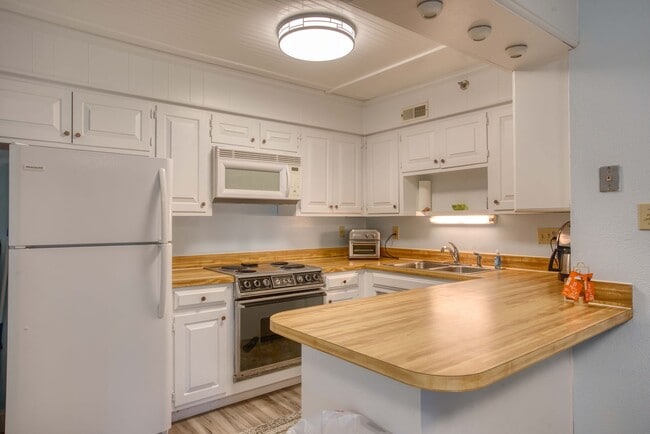 Photo - Winter Rental – Ocean View Condo | 2 Bed, 2 Bath – Fully Furnished | Utilities Included