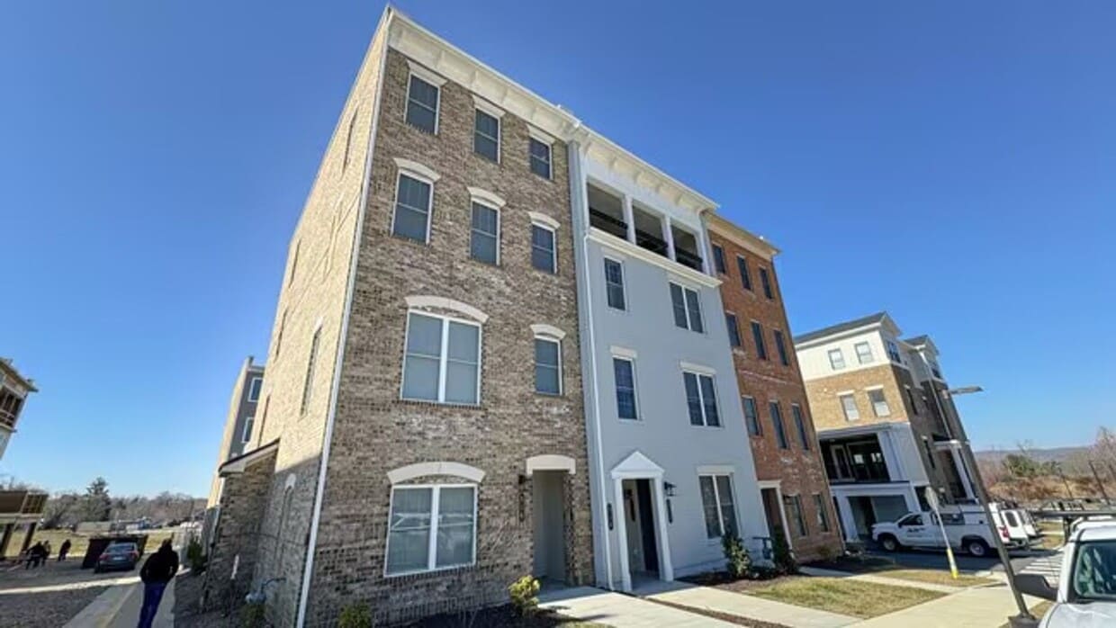 Gorgeous Townhome For Rent in the heart of... - Gorgeous Townhome For Rent in the heart of...