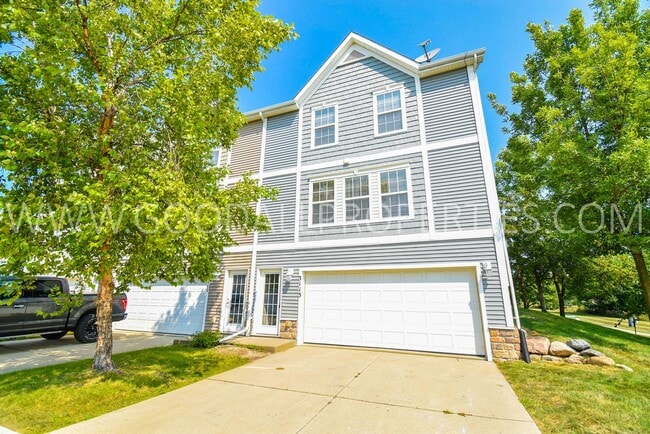 Building Photo - Discover this beautiful 2 Bedroom, 2.5 Bath Towhome in Ankeny!