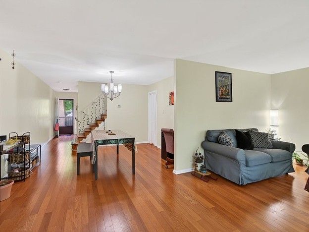 Photo - 133 Woodgate Ln