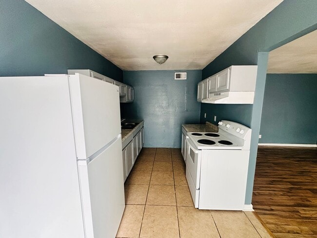 Photo - 407 W AVENUE E. Unit 1