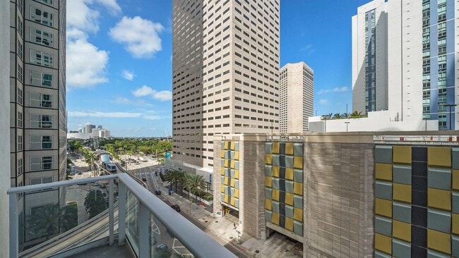 Building Photo - 300 S Biscayne Blvd Unit L-832