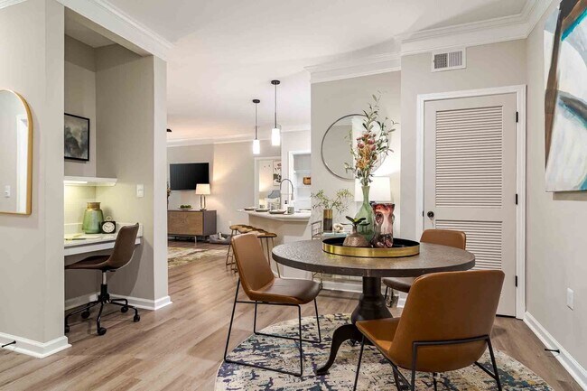 Comedor independiente con zona de trabajo. - Waterstone at Big Creek Apartments