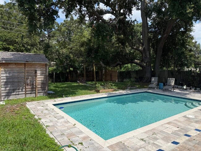 Photo - 985 Cedarwood Ave