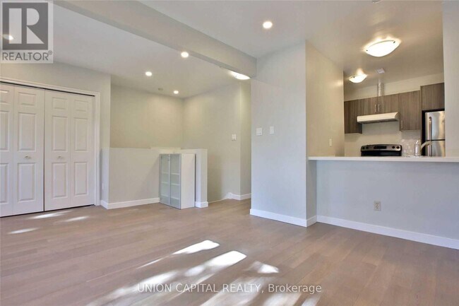 Photo - 366 Balliol St Unit Upper