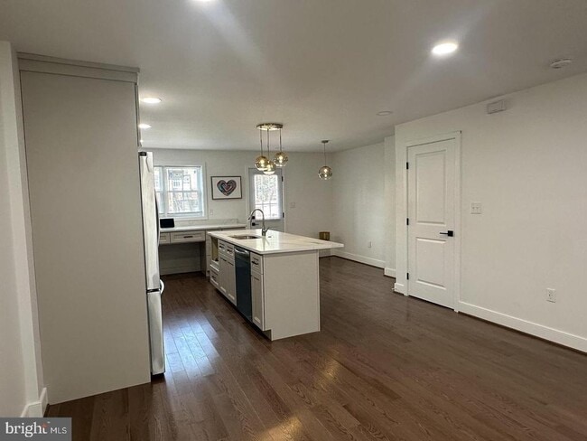 Building Photo - 744 E Cold Spring Ln Rental