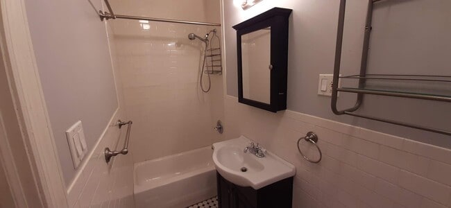 bathroom - 380 2nd St Unit Apt 3A
