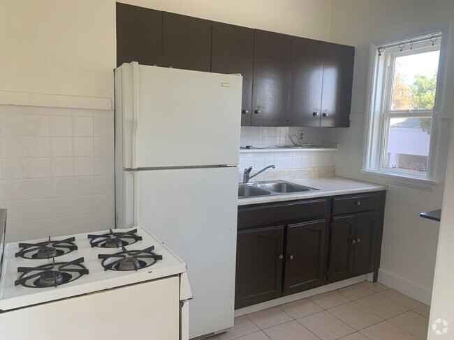 Building Photo - 1759 Hillhurst Ave Unit #6 Rental