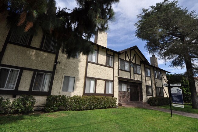 Photo - 6954 Woodman Ave Apartment Unit 05