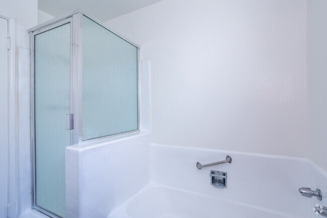 1BR, 1BA - 691SF Shower and tub