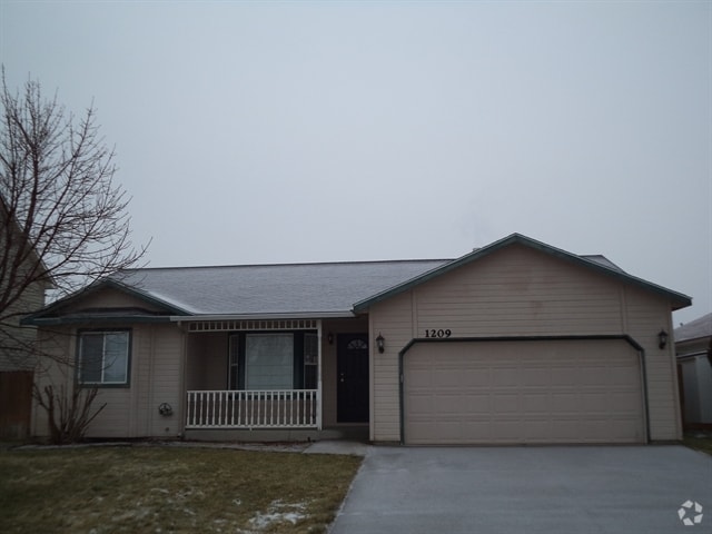 Building Photo - 1209 Falcon St Rental