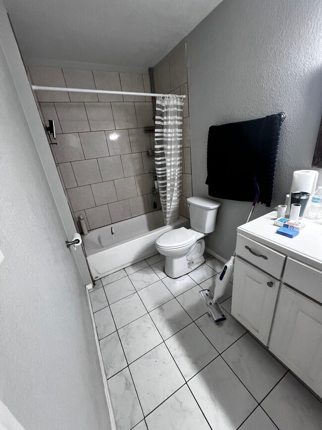 Photo - 2214 Lavern St Unidad B