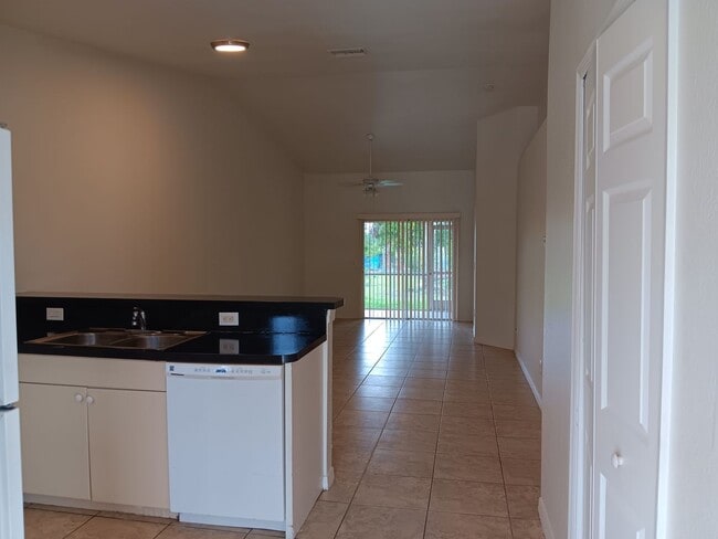 Building Photo - 3 BED 2 BATH DUPLEX FOR RENT Rental