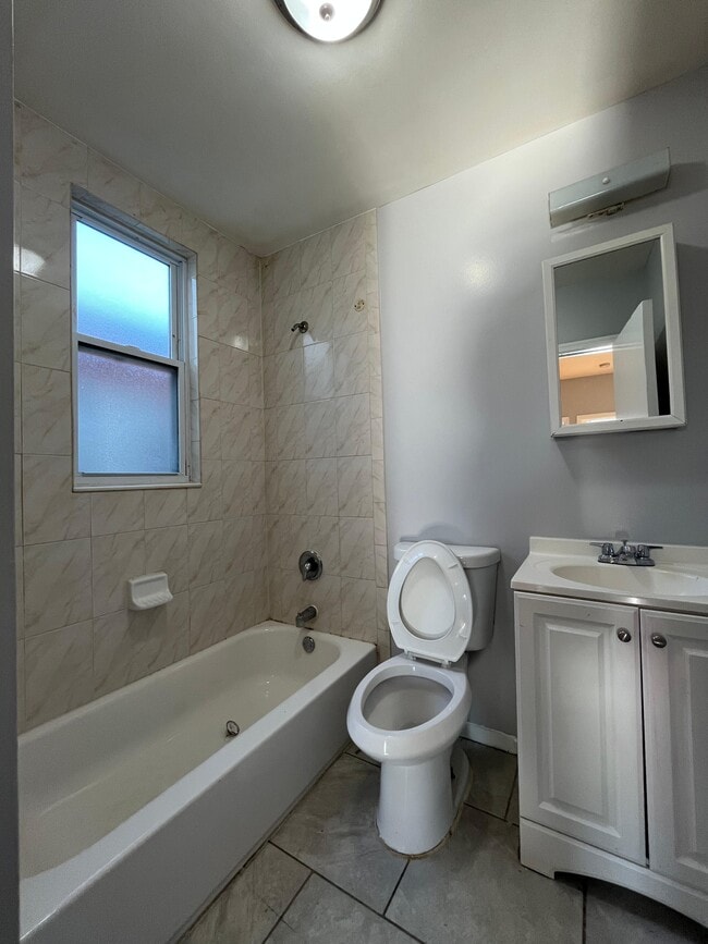 Photo - 158 Woodlawn Ave Unit 2B