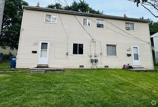 Building Photo - 32117 Genessee St Unit 32117 Genesse St Rental