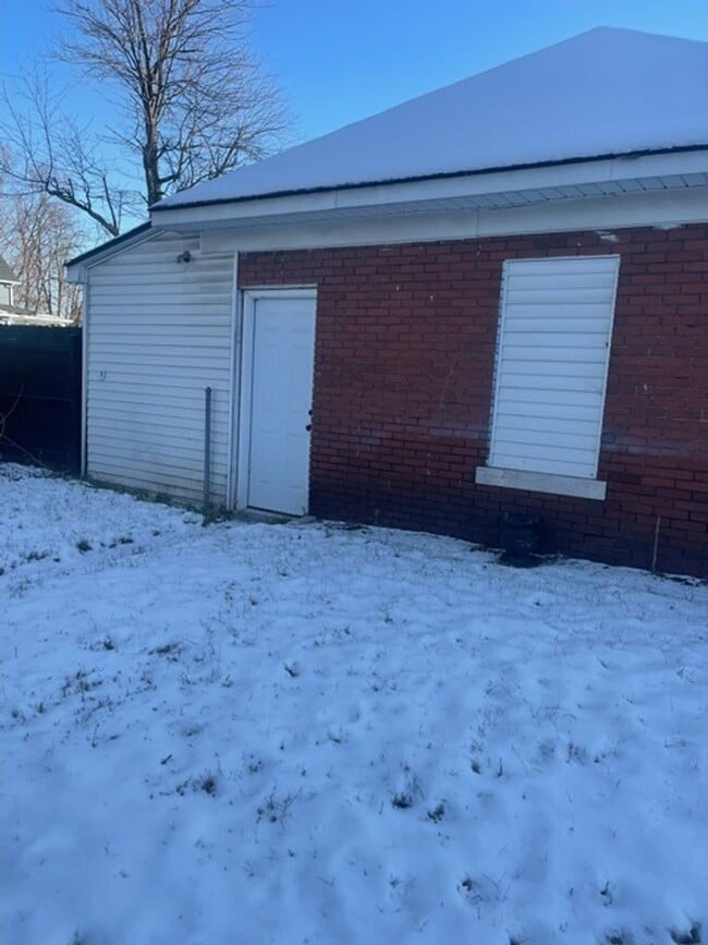 Photo - 3 bedroom, 2.5 bath - Modern Home in Wyandotte!