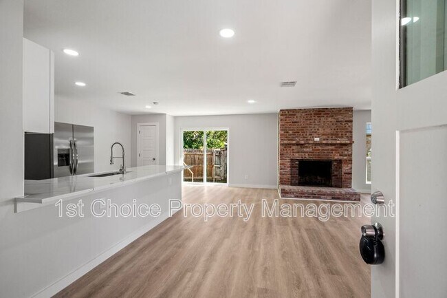 Photo - 4304/4306 SW Loop 820