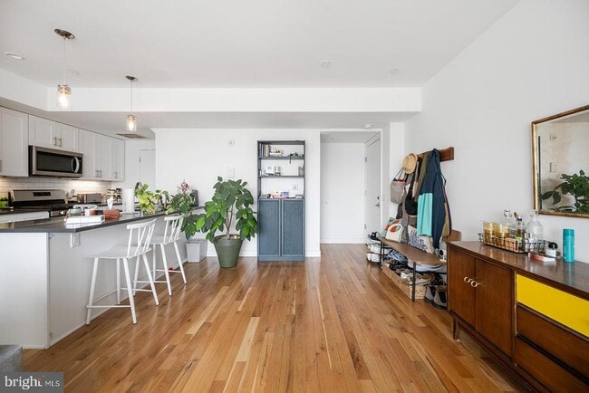 Building Photo - 2012 Frankford Ave Unit 5D