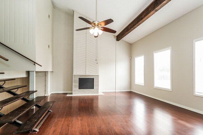 Photo - 2 Lakeway St