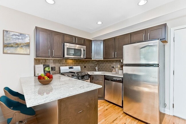Lincoln Square Commons - 4759 N Maplewood Ave