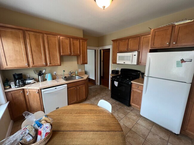 Photo - 9/1 Spacious Davis Sq 3BR w/EIK right by T...