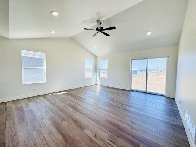 Photo - 208 Kinross Ct