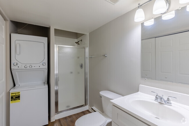 2BR, 2BA - 962SF - Primary Bathroom