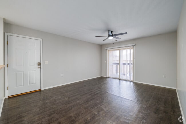 2BR, 2BA - 1,095SF - Living Room