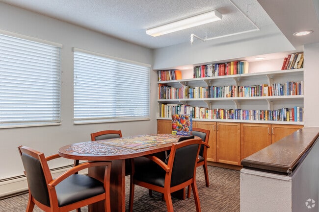 Sala de juegos - Highland West Senior Citizens Apartments