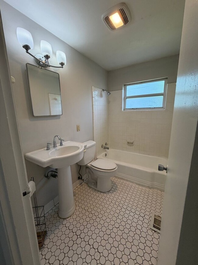 Photo - 717 Edgewood St Unit 715