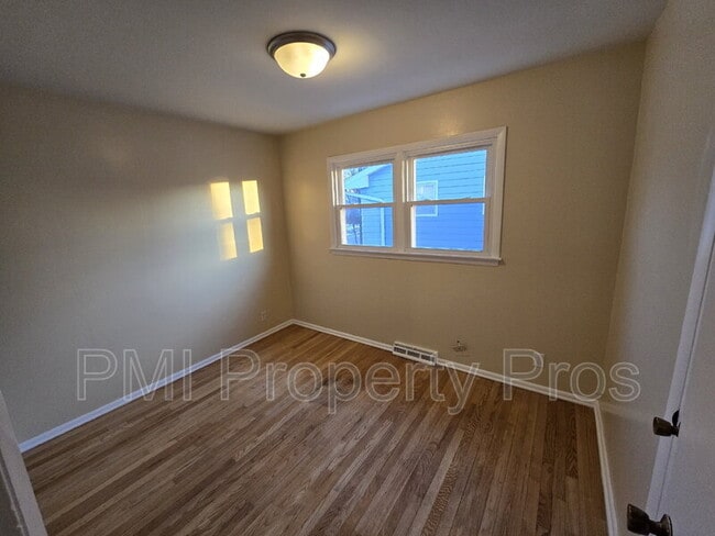 Photo - 6901 N 42nd St