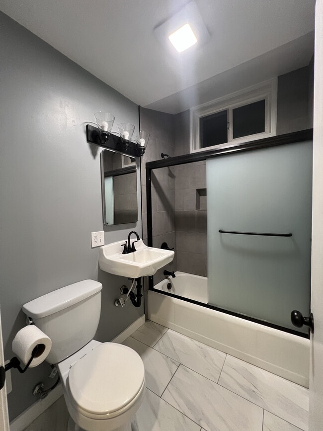 Photo - 225 N Cloverdale Blvd Unit 3