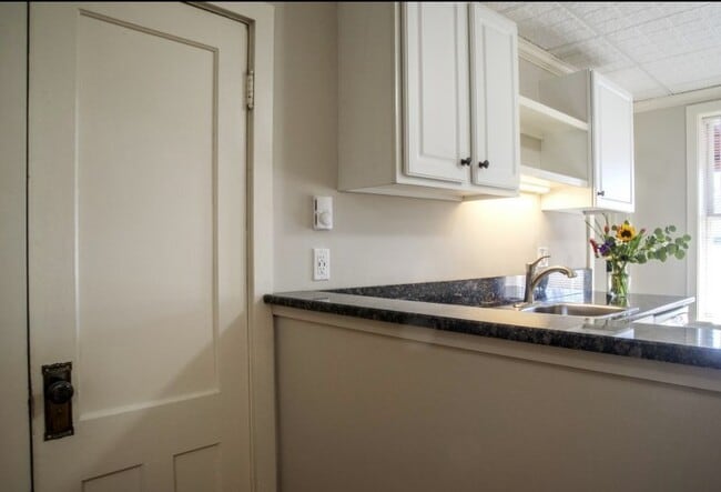 counter - 285 Pleasant St Unit #3R