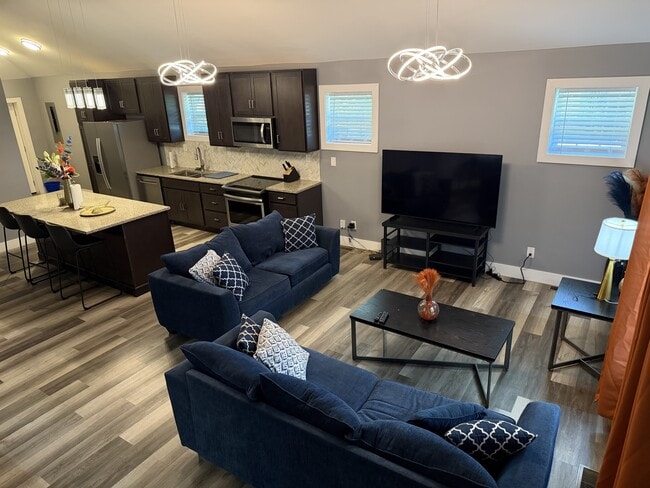 Photo - 1615 Dora St