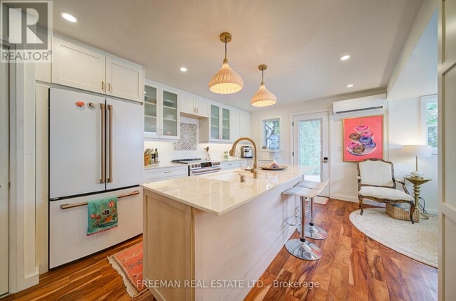 Photo - 302 Evelyn Ave