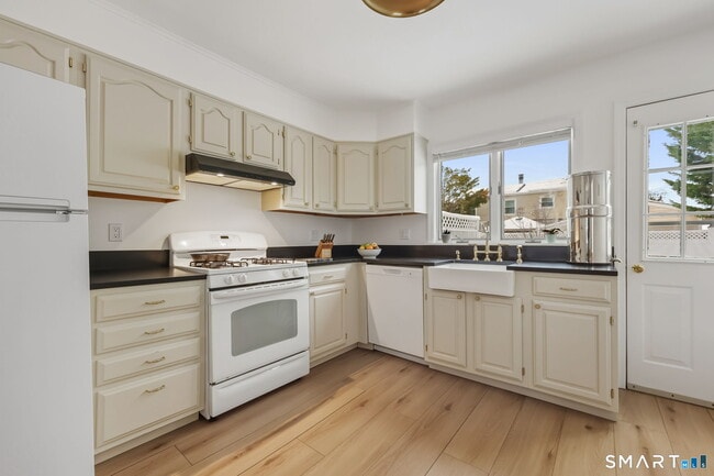 Photo - 19 Windy Knolls Unit Right Side