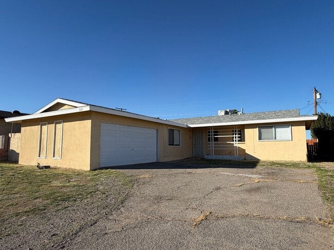 Building Photo - Spacious 3 Bedroom 2 Bathroom House For Rent