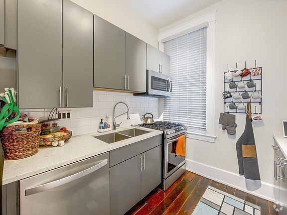 Building Photo - Condo in Italianate building in Over-the-R... Unit 2B
