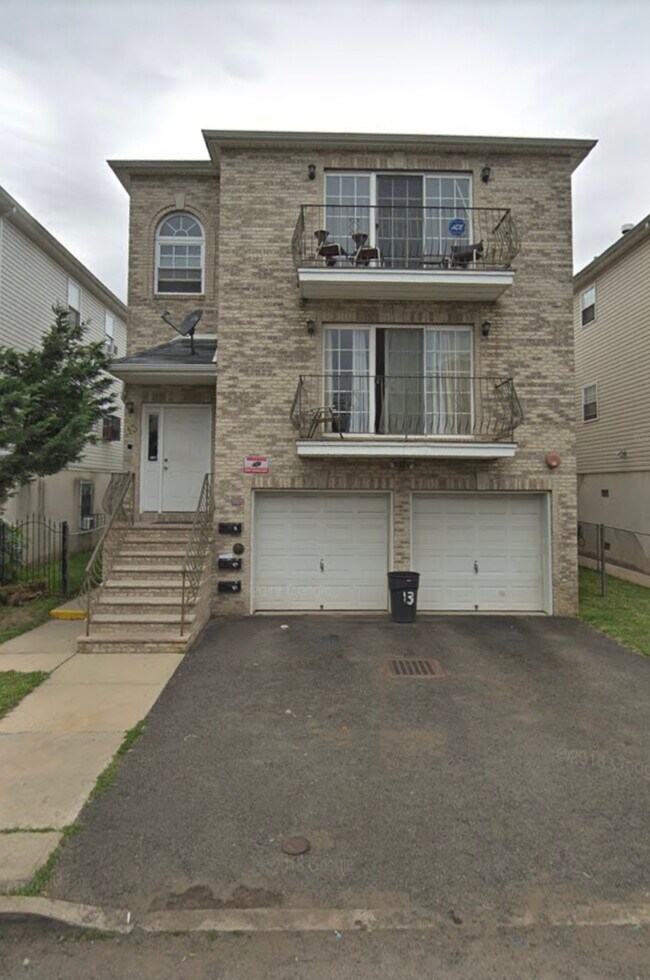 Building Photo - 13 Lisa Ct Unit # 1 Rental