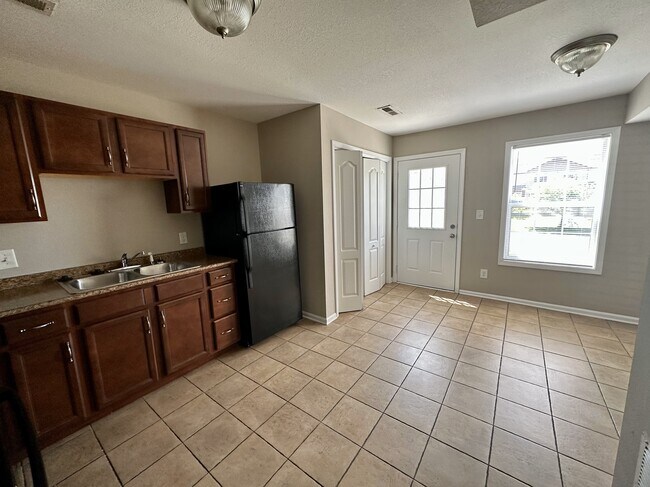 Photo - 855 Tracy Ln
