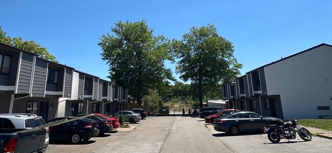 Vista del estacionamiento - Akron U Townhomes - Student Housing