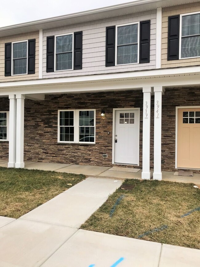 3 Bedroom Townhome in Hickory - 3 Bedroom Townhome in Hickory