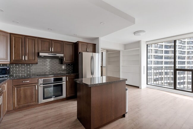 Building Photo - 33 Harbour Square Unit 2208