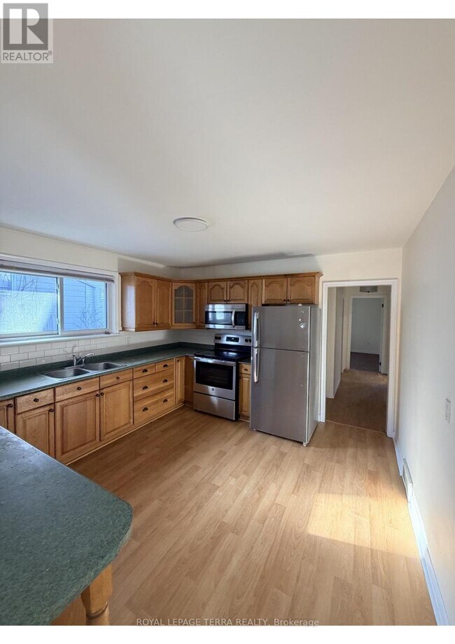 Photo - 114 Adelaide Ave E