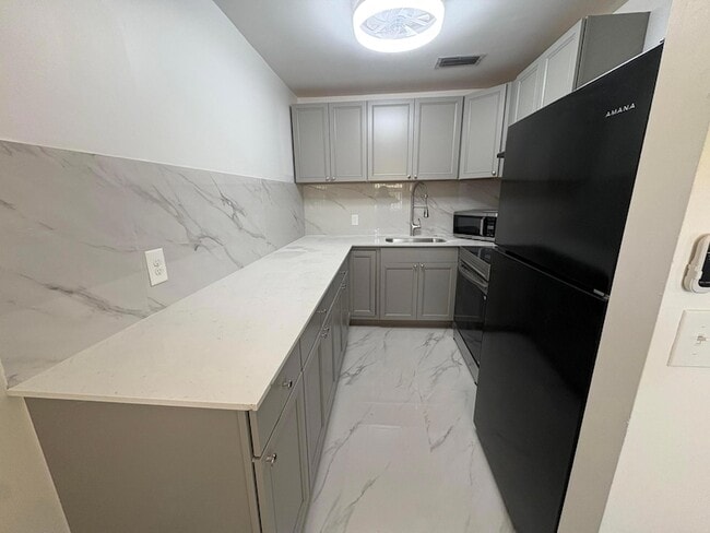 Photo - 239 Sussex L